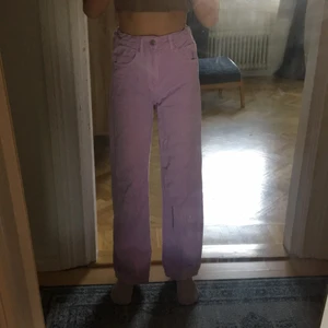 Lila jeans  - Säljer dessa as snygga ljus lila jeans i storleken 152. Knappt använda och inga täcken på andvändning, säljer pga inte min stil längre. Köparen står för frakten Skriv privat för flera bilder, tvättas såklart innan den säljs 💗