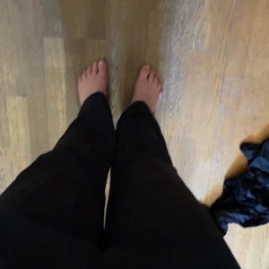 Adidasbyxor storlek L - Jättefina och sköna  adidasbyxor som näst in till aldrig är använda, de passar säkert även storlek M, då de är något små i storleken(: