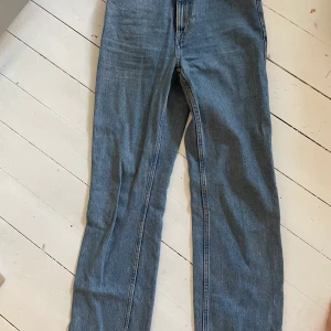 Raka jeans från weekday  - Raka jeans. Modell: Row. Exakt storlek finns på bild. 