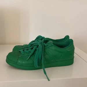 Adidas skor - Gröna adidas skor från Pharell Williams. Köpta 2016. Fint skick trots använda👍🏼
