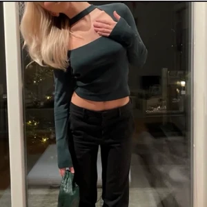 Zara topp - Zara choker topp i en mörkgrön färg. Super trendig och snygg men kommer tyvärr inte till användning längre💗pris kan diskuteras