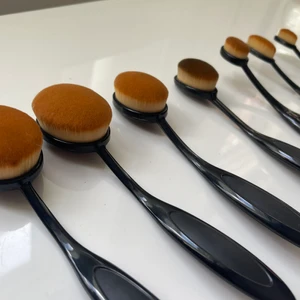 Sminkborstar  - Ett sminkborst sett med 10st olika storlekar. Aldrig använda förutom den fjärde största storleken som testats men det går att tvätta bort. Det är ett mjukt men fast material. 🫶🏼💕