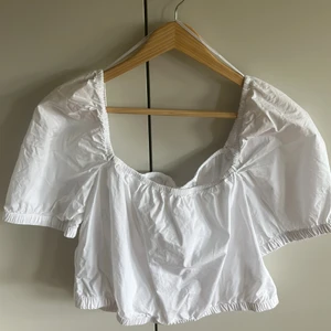 Sommartopp💕 - Säljer denna fina vita topp från hm då den är för stor för mig🤍 Passar jättefint till en långkjol eller jeans. Köparen står för frakten och betalningen sker via swish🤍