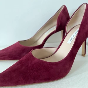 Oanvända Tiger of Sweden pumps  - Dessa oanvända plommonfärgade pumps i sammets söker en ny ägare! Storlek: 39. Färg: mörk plommonfärg röd/lila.