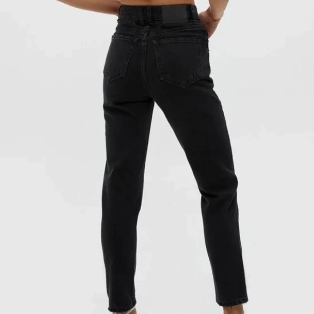 Säljer dessa svarta jeans från Pull&Bear i storlek 42 (sitter som en 40 då de är små i storleken) sparsamt använda och nypris är 260kr men säljer för 100kr, skriv privat för bilder på plagget! 🤗. Jeans & Byxor.
