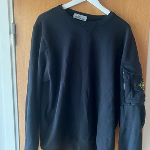 Svart Stone Island Crewneck Strlk M - Stone Island Crewneck använd ca. 2 gånger i riktigt bra skick, köpt från NK för 2700. Högsta bud vinner! 