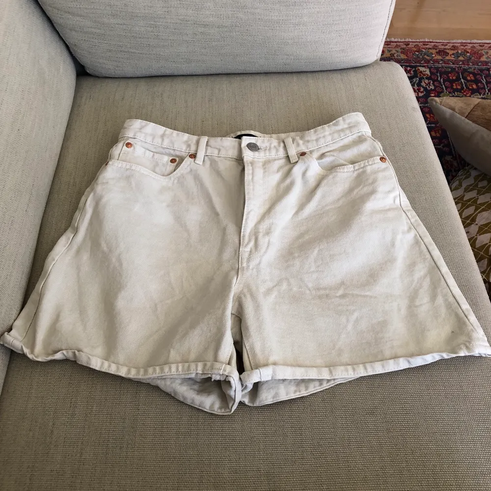 Vita jeansshorts. Nästan oanvända och i bra skick. Inga fläckar. Shorts.