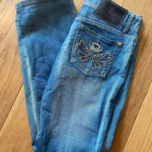 Jättefina jeans från Victoria Beckham strl 28, passar 36. Lågmidjade, raka i benen. Jättefin tvätt. Hämtas i Enskede gård eller skickas mot fraktkostnad. Kan mötas upp i Sthlm.