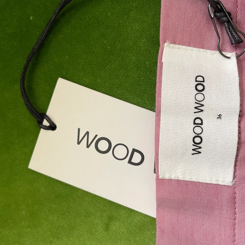 Wood Wood Hazel cotton silk skirt Material: bomull, silke  Skick: aldrig använd. Kjolar.