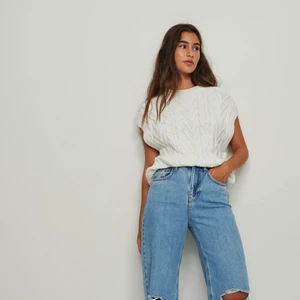 Kabelstickad väst - Säljer denna vita snygga kabelstickade väst, inköpt 2021. Använd några fåtal gånger, sälja pågrund av inte kommer till användning. Köparen står för frakten🫶🏻 (pris kan diskuteras)