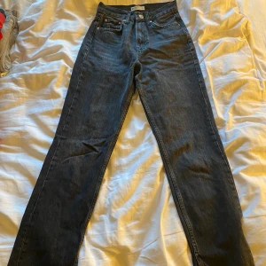 Jeans - Jeans från Ginatricot I strl 32. Sparsamt använd. Nypris: 599kr Mitt pris: 250kr Vid en snabb affär kan priset diskuteras 💸 Kan mötas i Tyresö eller skickas. Frakt kan tillkomma! 