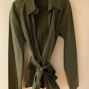 Militärgrön omlott skjorta  - Tröja i militärgrön med knytning framtill från Hugo Boss.