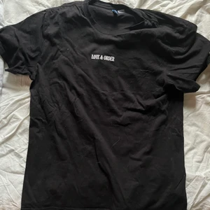 T-Shirt med tryck - Svart T-Shirt från H&M med tryck på rygg och litet tryck på framsida. Om du har några frågor så är det bara att kontakta! :)