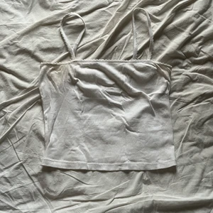 Linne - Linne från H&M som tyvärr är för litet för mig. Gulligt mönster längs kant. Om du har några frågor så är det bara att kontakta! :)