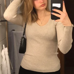 Storlek S - Beige långärmad tröja, säljer denna eftersom det inte är min stil längre. Köpte den på newyorker och den kostade 199kr men säljer den för 70kr. Fin passform och sitter perfekt. 
