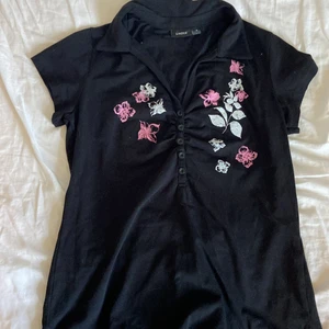 Topp - Jättesöt y2k topp med blommor på. Köpt second hand men aldrig använd ❤️