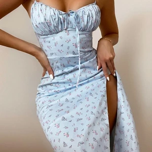 Klänning - Kollar intresset för denna fina ljusblåa blömmönstrade klänning. Sätter sig jättefint på kroppen. Storlek S. Använd få gånger, den är som ny. 