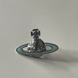 Vivienne Westwood Örhänge - Vivienne Westwood örhänge 1x Fett örhänge i Viv's klassiska "orb" design. Nypris okänt, fick som gåva för ett modelljobb men passar mig inte