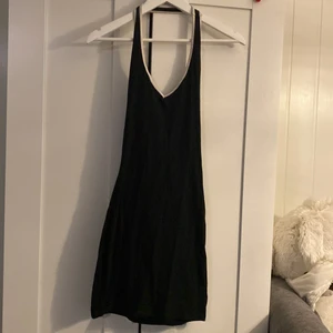 Halterneck klänning - Snygg klänning som använts 1 gång behöver nytt hem. Sitter jättebra på men har blivit för liten
