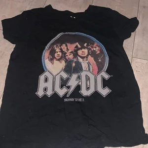 acdc t-shirt  - En acdc t-shirt i storlek Xs! I bra skick, skriv i dm ifall du har några frågor❤️ (kommer tvätta den innan jag skickar iväg den då den har hundhår på sig)