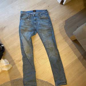 jeans från Lee, aldrig använda pågrund av att de är för stora. Storlek: L32 W30, pris: 150kr + frakt 