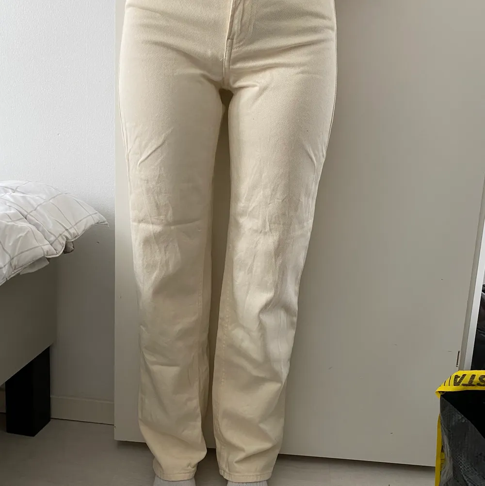 Mom fit jeans from hm in off white color. Worn once. Size 34 . Jeans & Byxor.