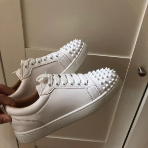 Christian Louboutin Skor - Helt nya Christian louboutin skor identisk med de riktiga. Säljs eftersom att de inte passar mig. ❤️‍🔥🌸 Skriv endast vid intresse! 
