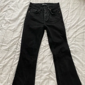 Zara cropped jeans  - Black jeans from zara used once in size 34 