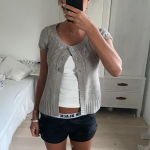 Stickad kofta - Stickad kofta från tally weijl, storlek står inte men passar mig som vanligtvis har S