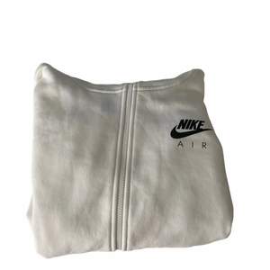 Nike air fleece, bra skick passar mindre storlekar än XL. Kontakta vid frågor 