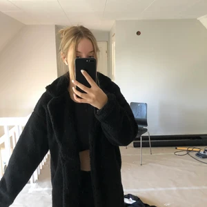 Fluffig kappa - Lång svart fluffig kappa från Lager 157 100 kr + frakt Storlek XS/S, passar även M