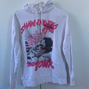 Hoodie  - Shawn mendes hoodie från hm, i storlek xs men skulle säga att den e oversized. KÖPAREN STÅR FÖR FRAKT 📦 