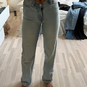 Jättefina lågmidjade jeans i bra skick, säljer för att dom blivit försmå, perfekt i längden på mig som är 160cm