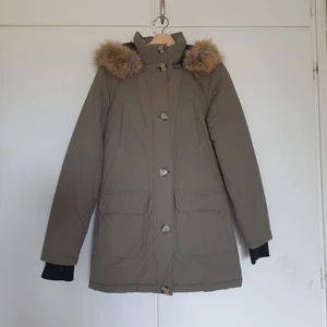 Nelly Täckjacka strl XS - Varm täckjacka från Nelly strl XS med justerbar resår i midjan & avtagbar fejkpäljs. Bra skick.