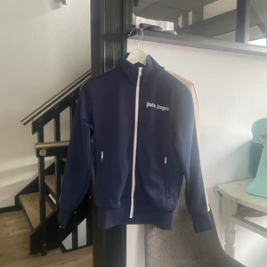 Palm angels tröja blå - Jag köpte denna tröja från miinto i storleken XS men kände sedan när jag fick den att tröjan inte riktigt var min typ. Därför har jag nu bestämt mig för att sälja den. Jag har bevis på att den är köpt och att den är äkta. Kan både mötas o skicka via post.