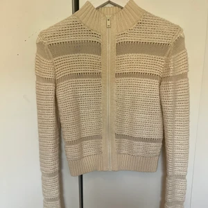 Virkad/stickad tröja - Från Cos, nyskick. Nypris var 999:- eller 1099:-