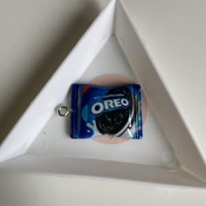 Oreo berlock! Mått: 2,5 cm! Frakt: 15kr ej spårbart. Tar Swish 