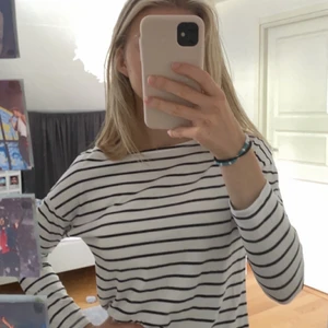 Randig tunn tröja ifrån h&m - Ny-skick! Köpt för länge sedan på h&m men aldrig kommit till användning. Tröjan är tunnare i materialet och väldigt skön. Kom privat för mer bilder och info!