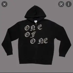 ❗️INTRESSEKOLL❗️ Tänkte kolla om någon är intresserad av att köpa min one of one hoodie. Köpt för 1500, pris kan diskuteras. En sten har lossnat, annars i bra skick