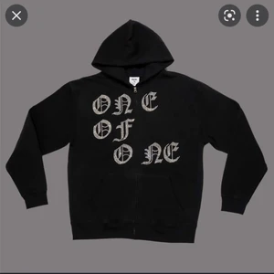 One of one og hoodie  - ❗️INTRESSEKOLL❗️ Tänkte kolla om någon är intresserad av att köpa min one of one hoodie. Köpt för 1500, pris kan diskuteras. En sten har lossnat, annars i bra skick