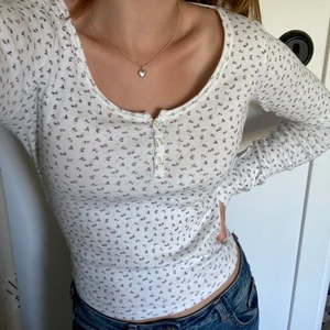 blommönstrad topp - supersöt topp från brandy melville, knappt använt så den är i nyskick💋