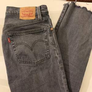 Säljer ett par gråa levis jeans som köptes för runt 700kr i en levis butik i barkaby. Jeansen är korta i modellen, kontakta för frågor eller mer detaljerade bilder. Hör av er om ni är ❤️