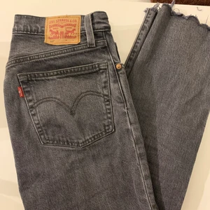 Levis jeans - Säljer ett par gråa levis jeans som köptes för runt 700kr i en levis butik i barkaby. Jeansen är korta i modellen, kontakta för frågor eller mer detaljerade bilder. Hör av er om ni är ❤️