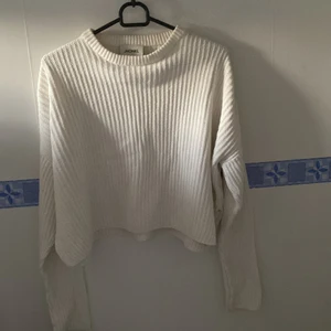 Vit stickad tröja i nyskick! - Vit stickad tröja från Monki, storlek xs  Knappt använd så i toppenbra skick!!