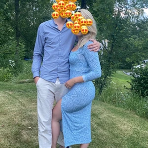 Underbar klänning  - Så fantastiskt fin blå klänning med slits från NaKd. Inga slitningar eller liknande. Använd fåtal gånger. Formar kroppen extremt fint🙌🙌