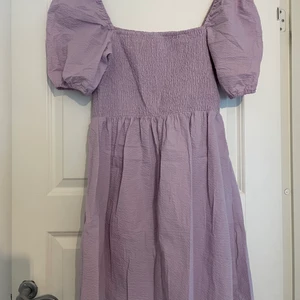 Klänning - Lila klänning från hm. Använd endast 1 gång så helt ny! Den är lite för stor för mig därav säljer jag den, storlek M