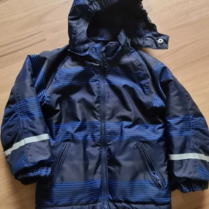 Barnjacka vinterjacka stl 97/104 - Barnjacka  Vinterjacka stl 98/104 50kr  Finns på söderkulla 