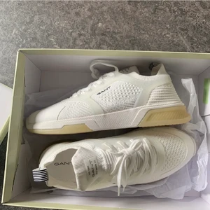 Oanvända gant skor - kille - Säljer dessa oanvända gant skor då de inte passade min pojkvän, storlek 44. Lådan kommer med, nypris 1300kr. Pris kan sänkas vid snabb affär 