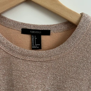 Forever 21 topp glitter - Ljusrosa glittrig topp från Forever 21. Ser mer ut som första bilden i färgen. 💕storlek S