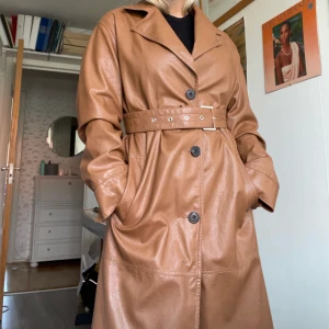 Fin fejkläderkappa - Superfin kappa att ha i höst! Den är i fejkläder.  Det är dock lite hål i fickorna men som man lätt kan sy igen. Klär upp det mesta!